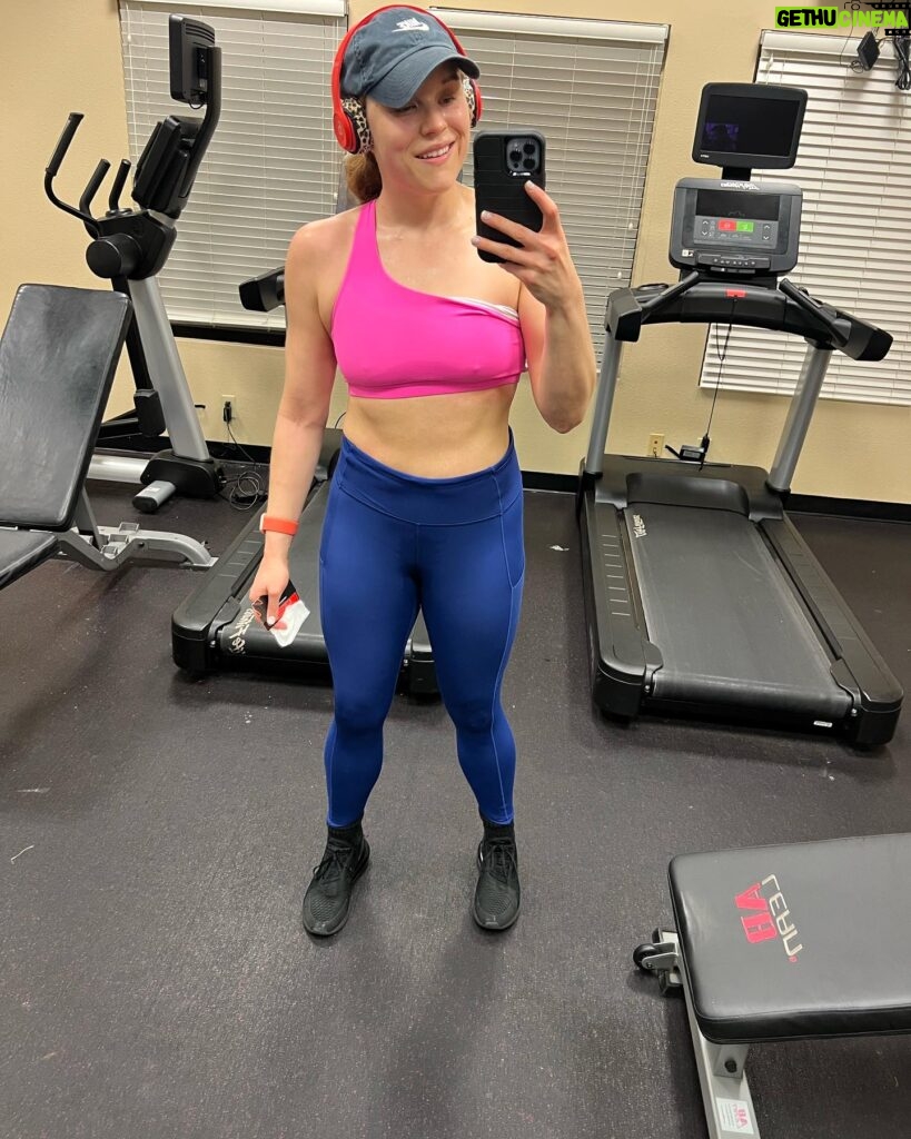 Jessika Evelyn Heiser Instagram - It’s another episode of: showing up when I didn’t want to! Flew in today to Tulsa, got in a nap, and went to the store and grabbed some groceries for tonight and tomorrow. I almost just changed into some pjs, ate my dessert, and worked on some client workouts. The thoughts that went through my mind: 😈 Your body needs a rest, you have a long day tomorrow and brutal workouts planned next week. 😈 You’re sore from Tuesday’s workout you don’t want to over train. 😈 Just get up early tomorrow and work extra hard. 😈 You’re too tired. But I thought of a few things. Firstly, I want to be a good example for my clients but also anyone who follows me. If I talk the talk about this stuff I gotta walk the walk. Secondly, I promised myself I would just do the minimum. I would walk for 30 minutes, get some easy movement in and listen to some coaching education material. I was going to get BETTER by doing just a little and just do SOMETHING. Thirdly, I wanted to make myself proud and thought about what I would feel like AFTER the workout, especially being able to share it with YOU. About 10 minutes into the walk, I felt pretty good and ran the last 20 minutes. So we can call this another win because I showed up for me. Show up for YOU. @thebrinklife for more 😉