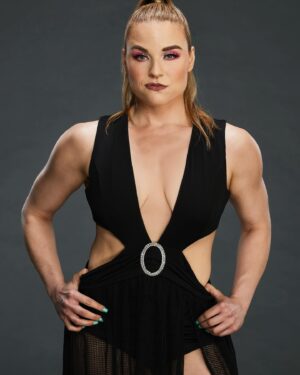 Jessika Evelyn Heiser Instagram - Leveling up in every way I can: physically, emotionally, mentally as we get closer and closer to Wrestlemania. 

24 days 📆 

Happy Wednesday all 🩵 
So much amazing stuff to come. 

📷 @andreakellaway 
Glam: @bfabulous1

@bebe