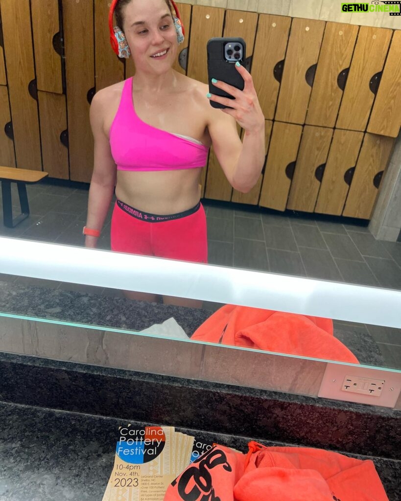Jessika Evelyn Heiser Instagram - Back in the 🇺🇸 and lower body lift ☑️ I enjoyed myself on my trip to the UK and Saudi when it came to food. I didn’t track like normal, enjoyed some sweets and treats too. But it didn’t feel out of control or like I have to “get back on track.” I didn’t fall off anything. Everything was intentional, with purpose. Always, making myself proud. Workout programming @winterparkchiro @fleo