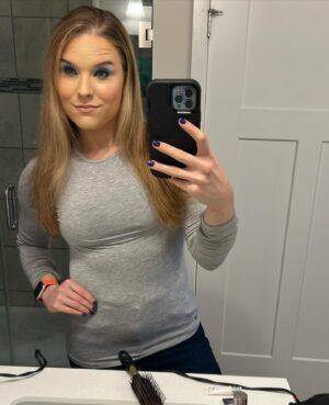 Jessika Evelyn Heiser Instagram - Be able to rock it both 👸 💪🏻 💄