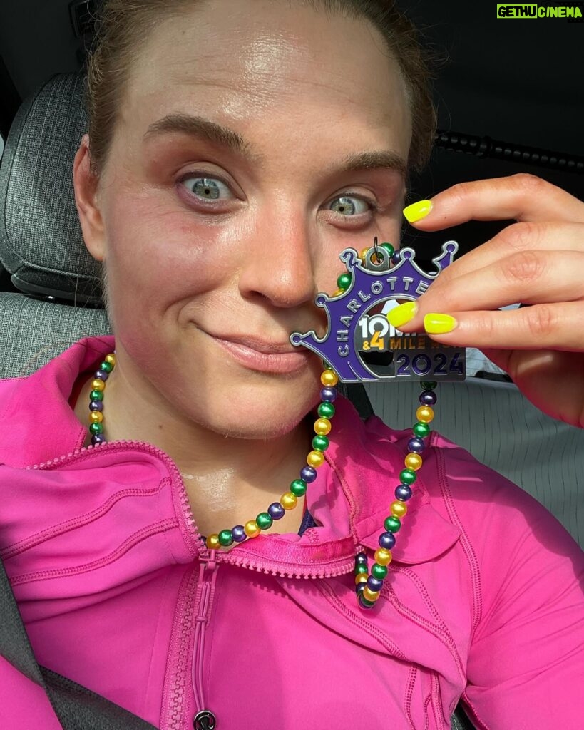 Jessika Evelyn Heiser Instagram - Yeowza!!! 10 mile race ✅ This is the longest run in like 10 years! My legs definitely were feeling it around 5 and 6, right where my usual run distances have been: Not mad at my average pace of 9:30 minutes per mile but knowing this, I definitely have a bit of work to do to get to under a 2 hour half marathon some time this year. It was really cool to see 900 people out running between the 10 mile and 4 mile races. People challenging themselves and being active is so amazing to me. February race done! Now to look for March 👀
