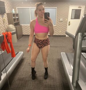 Jessika Evelyn Heiser Instagram - Ready to rock for Smackdown and Survivor Series weekend! 

Just some easy movement and mobility this morning in Chicago! 

Let’s get it!