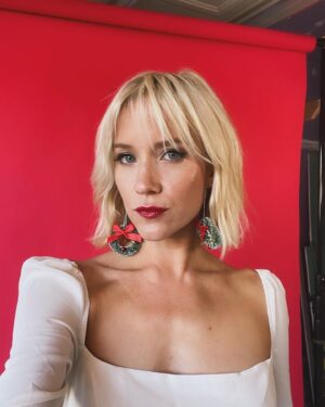 Jessy Schram Instagram - Christmas album lewks coming soon #newmusicalert 🎄🎶🪩❤️🕊️🎼 
11/24- “Til The Seasons Change Again”
12/2- “My Present Is You” 

Pre-save and listen—  link in bio 💋