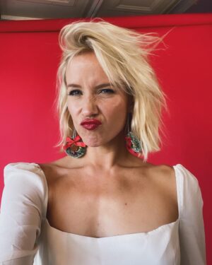 Jessy Schram Instagram - Christmas album lewks coming soon #newmusicalert 🎄🎶🪩❤️🕊️🎼 
11/24- “Til The Seasons Change Again”
12/2- “My Present Is You” 

Pre-save and listen—  link in bio 💋