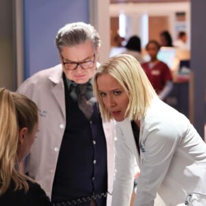 Jessy Schram Instagram - WE’RE BACK!!!! And it feels sooooo good ⚡️ TONIGHT things get deep with a car accident that fills the ED. #AllHandsOnDeck. Some of us get involved in areas we wouldn’t normally be in- some of us are still on the hunt for a kidney- one of us is getting settled with new owners of the hospital- another of us reveals some heart ache news from their home- a new addition to us sparks intrigue and past feelings in an OG member of us - and a hamster may or may not find a home. Lives are in our hands and we do the best we can. Are you ready? Cause we are ;) 

TONIGHT9 8/7 central on @nbc and @peacock #OneChicago #ChicagoMed #ChicagoFIre #ChicagoPD #Peacock #NBC #WolfProductions