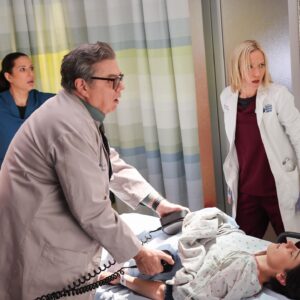 Jessy Schram Instagram - WE’RE BACK!!!! And it feels sooooo good ⚡️ TONIGHT things get deep with a car accident that fills the ED. #AllHandsOnDeck. Some of us get involved in areas we wouldn’t normally be in- some of us are still on the hunt for a kidney- one of us is getting settled with new owners of the hospital- another of us reveals some heart ache news from their home- a new addition to us sparks intrigue and past feelings in an OG member of us - and a hamster may or may not find a home. Lives are in our hands and we do the best we can. Are you ready? Cause we are ;) 

TONIGHT9 8/7 central on @nbc and @peacock #OneChicago #ChicagoMed #ChicagoFIre #ChicagoPD #Peacock #NBC #WolfProductions