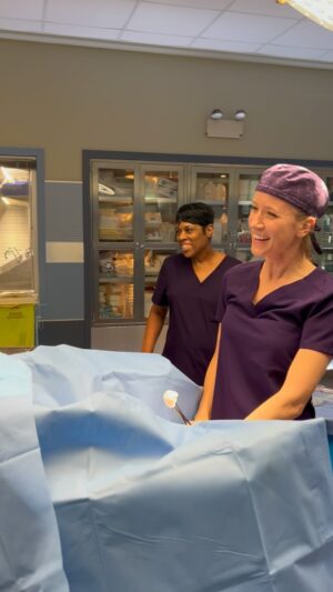 Jessy Schram Instagram - We’re BACK! All new eps of #OneChicago this WEDNESDAY. And we’re just a little excited…. ⚡️ #ChicagoMed #ChicagoFire #chicagopd