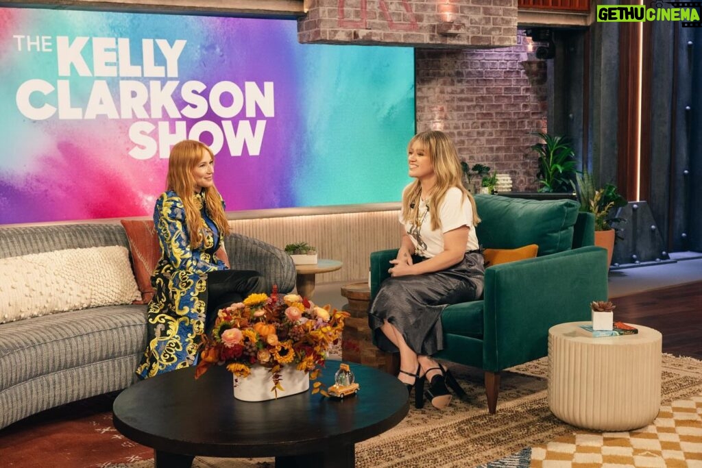 Jewel Instagram - Did you get a chance to see @jewel return to the @kellyclarksonshow to talk about the #NotAloneChallenge and the 25th Anniversary of her album Spirit? If you missed it, check out the link in our stories for the full interview 💟 Outfit: @aliceandolivia Hair: @thenicoleblais Makeup: @makeupbyjoseeleduc