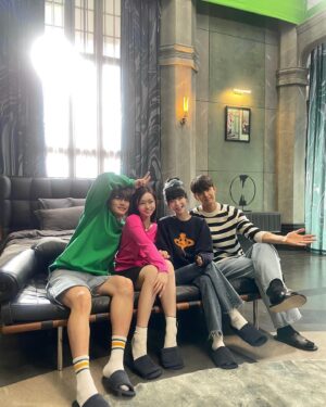 Ji Hye-won Instagram - 주신고의 이모저모..🖤🖤