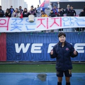 Ji So-yun Instagram - ⠀⠀⠀⠀ ⠀⠀⠀⠀
안녕하세요, 수원FC 팬 여러분.
이번 겨울에 이적을 하게 되었습니다. 어떤 말로 그동안의 감사함을 
표현해야 할지, 고민하다 이제야 인사드려요.
수원FC는 제가 프로 선수로서 데뷔하고 처음으로 뛰었던 
우리나라 팀으로 저에게도 특별한 의미가 있습니다.
일년 반 동안 최고의 클럽, 최고의 팬, 최고의 동료들과 함께 값진 시간을 
보낼 수 있어서 행복했어요.
비록 여러분과 함께 이루고 싶었던 목표를 이루지 못하고 떠나 
아쉬운 마음이 크지만, 우리 선수들이 꼭 이루어줄 거라고 믿습니다. 
미국 가서도 응원할게요!
그동안 수원FC의 지소연을 응원해주셔서 정말 감사했습니다.