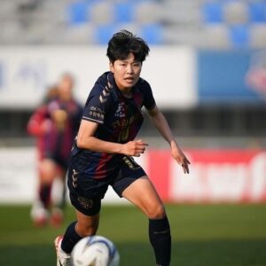 Ji So-yun Instagram - ⠀⠀⠀⠀ ⠀⠀⠀⠀
안녕하세요, 수원FC 팬 여러분.
이번 겨울에 이적을 하게 되었습니다. 어떤 말로 그동안의 감사함을 
표현해야 할지, 고민하다 이제야 인사드려요.
수원FC는 제가 프로 선수로서 데뷔하고 처음으로 뛰었던 
우리나라 팀으로 저에게도 특별한 의미가 있습니다.
일년 반 동안 최고의 클럽, 최고의 팬, 최고의 동료들과 함께 값진 시간을 
보낼 수 있어서 행복했어요.
비록 여러분과 함께 이루고 싶었던 목표를 이루지 못하고 떠나 
아쉬운 마음이 크지만, 우리 선수들이 꼭 이루어줄 거라고 믿습니다. 
미국 가서도 응원할게요!
그동안 수원FC의 지소연을 응원해주셔서 정말 감사했습니다.