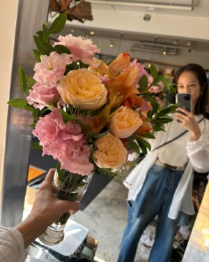 Jian Man-shu Instagram - 💐
慢慢累積小小的勇氣，
帶著信念大膽行動。

#debeers @debeersofficial