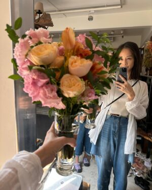 Jian Man-shu Instagram - 💐
慢慢累積小小的勇氣，
帶著信念大膽行動。

#debeers @debeersofficial