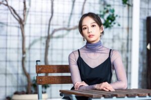 Jian Man-shu Instagram - 💜
在一個一直想把你改造成別人的世界裡做你自己，是最偉大的成就。

To be yourself in a world that is constantly trying to make you something else is the greatest accomplishment. 

——— Ralph Waldo Emerson

#沒有你依然燦爛 #江以晴 #做你自己

照片｜中國時報提供
攝影｜羅永銘
MAKEUP｜@backstage_aga 
HAIRSTYLE｜@driven.by @ajae_yt 
CLOTHING｜@kew_studio_tw