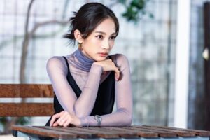 Jian Man-shu Instagram - 💜
在一個一直想把你改造成別人的世界裡做你自己，是最偉大的成就。

To be yourself in a world that is constantly trying to make you something else is the greatest accomplishment. 

——— Ralph Waldo Emerson

#沒有你依然燦爛 #江以晴 #做你自己

照片｜中國時報提供
攝影｜羅永銘
MAKEUP｜@backstage_aga 
HAIRSTYLE｜@driven.by @ajae_yt 
CLOTHING｜@kew_studio_tw