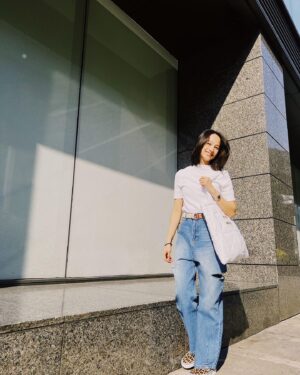 Jian Man-shu Instagram - 🤍
「忍受強烈的不確定性」是極具挑戰性的。但這磨練超越了絕望與希望，是將我們帶回當下的潛力。

———《地球就是諮商室》p.147  #生態心理治療

#褲子好好看 #包也超可愛 #citen