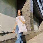 Jian Man-shu Instagram - 🤍 「忍受強烈的不確定性」是極具挑戰性的。但這磨練超越了絕望與希望，是將我們帶回當下的潛力。 ———《地球就是諮商室》p.147 #生態心理治療 #褲子好好看 #包也超可愛 #citen