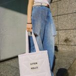 Jian Man-shu Instagram - 🤍 「忍受強烈的不確定性」是極具挑戰性的。但這磨練超越了絕望與希望，是將我們帶回當下的潛力。 ———《地球就是諮商室》p.147 #生態心理治療 #褲子好好看 #包也超可愛 #citen