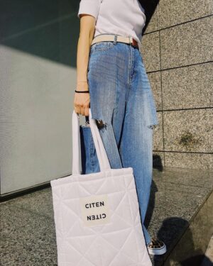 Jian Man-shu Instagram - 🤍
「忍受強烈的不確定性」是極具挑戰性的。但這磨練超越了絕望與希望，是將我們帶回當下的潛力。

———《地球就是諮商室》p.147  #生態心理治療

#褲子好好看 #包也超可愛 #citen