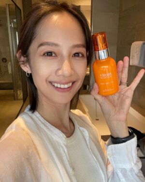 Jian Man-shu Instagram - 🧡
用蜜得絲保養臉部肌膚已經有一段時間了，目前的心得是：超級滿意。
 
每天仔細清潔臉部後，就用蜜得絲進行肌膚的保養，這樣老老實實地擦著擦著按摩按摩，居然就養出了「水光肌」！就是那種素顏也透亮、不上妝都有好氣色的狀態。對了，如果有特別想加強眼周保養，可以另外搭配眼霜使用，我自己是會添加幾滴精油。
 
這陣子許多朋友因為暑假都在安排長途旅行，收拾行李時都很頭痛保養品怎麼帶。欸嘿！帶一瓶蜜得絲就對了啦！！！只要一瓶蜜得絲就取代了化妝水、精華液、乳液「三種」基礎保養手續，實際也有像擦完3瓶的滋潤感！一趟旅行回來，不僅身心靈充飽電，連臉部肌膚都水噹噹了✨變成日常保養愛用好物！

真心推薦還沒用過蜜得絲的朋友，趕緊申請一瓶20mL體驗瓶來試試看吧（：
https://swe02.com/MEwtG
 
#AllinOne蜜得絲 #1瓶亮出水光肌 #素顏透亮挑戰 @manshujian