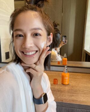 Jian Man-shu Instagram - 🧡
用蜜得絲保養臉部肌膚已經有一段時間了，目前的心得是：超級滿意。
 
每天仔細清潔臉部後，就用蜜得絲進行肌膚的保養，這樣老老實實地擦著擦著按摩按摩，居然就養出了「水光肌」！就是那種素顏也透亮、不上妝都有好氣色的狀態。對了，如果有特別想加強眼周保養，可以另外搭配眼霜使用，我自己是會添加幾滴精油。
 
這陣子許多朋友因為暑假都在安排長途旅行，收拾行李時都很頭痛保養品怎麼帶。欸嘿！帶一瓶蜜得絲就對了啦！！！只要一瓶蜜得絲就取代了化妝水、精華液、乳液「三種」基礎保養手續，實際也有像擦完3瓶的滋潤感！一趟旅行回來，不僅身心靈充飽電，連臉部肌膚都水噹噹了✨變成日常保養愛用好物！

真心推薦還沒用過蜜得絲的朋友，趕緊申請一瓶20mL體驗瓶來試試看吧（：
https://swe02.com/MEwtG
 
#AllinOne蜜得絲 #1瓶亮出水光肌 #素顏透亮挑戰 @manshujian