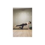 Jian Man-shu Instagram - 很久沒分享運動的影片。 即將跟roci一起揮灑汗水的溫馨小工作室說再見了。 這是在這個空間的最後一組動作，留個紀念，期待下一個空間🤍🤍🤍 #yogalates #byebye
