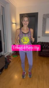Jill Cooper Instagram - 5 minuti di punto vita!! ☀️Buon giorno #jillcooper #workout #fit #fyo #viral #fitnessmotivation #selflive