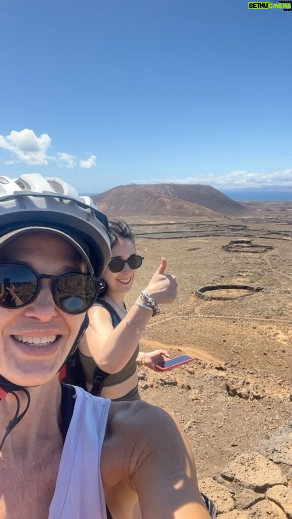 Jill Cooper Instagram - In Bici con Jill e il nostro retreat continua… @duneebike @seaweedsfuerteventura ❤️❤️ @ladyfajana @marancaviviana @silvia_fit_coach