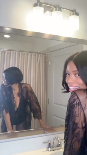 Jill Marie Jones Instagram - 1/4/2021 🎉🎉🎉 
#tbt ♥️

#BirthdayShenanigans 
#CapricornSeason ♑️😜💃🏾🤘🏾

2 weeks away… 
Let’s ALL Eat Cake!!! xo