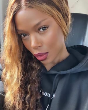 Jill Marie Jones Instagram - See ya later, alligator… 🍫🍒🤗🦋✈️✈️✈️ 
#BlondeBianca ♥️
#MyBlondeEra