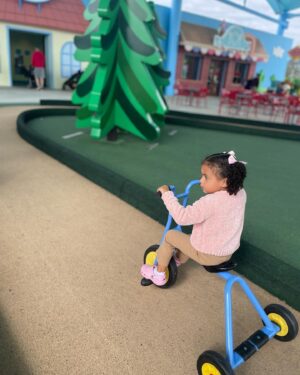 Jillian Faye Hall Instagram - It was a good day! 🐷💗🐷💗 #mommydaughter #peppapig #peppapigthemepark #legoland #themepark #toddlersofinstagram
