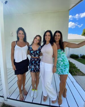 Jillian Murray Instagram - I’m the luckiest girl in the world to have family like this. Love you all so much! Thank you @tayprins for hosting the most epic family bbq/ braai