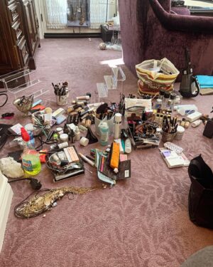 Jillian Warry Barberie Instagram - And it goes like this…………… 
Organizing for my beautiful friend @heatherlocklear #makeup #beauty #star #gorgeous #homedecor #organizing