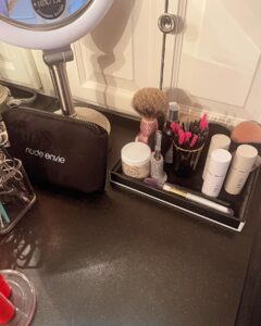 Jillian Warry Barberie Instagram - And it goes like this…………… 
Organizing for my beautiful friend @heatherlocklear #makeup #beauty #star #gorgeous #homedecor #organizing