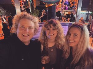 Jillian Bell Instagram - I had the best time being a carnival barker last night for @wearehfc with my curly haired sis @fortunefeimster 🎡 We gave away shirts, backpacks, stuffed toys and a tampon I had in my purse. ANYTHING for charity. Thank you @laurenmillerrogen and @sethrogen for having us ❤️
