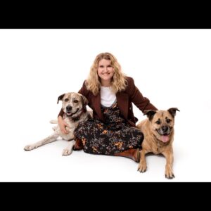 Jillian Bell Instagram - Got to take some pictures with the amazing @charlienunnphotography to raise money for @wagsandwalks 🐶❤️ The level of joy these babies add to my life is immeasurable. They have my whole heart. ❤️❤️❤️