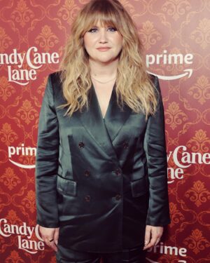 Jillian Bell Instagram - Candy Cane Lane premiere!!!!
🎄🎄🎄🎄🎄🎄🎄🎄🎄🎄
I’m really excited for you guys to see this one! It’s big and fun and family friendly and action-packed! Make sure to watch Dec. 1st on @primevideo and see this elf do some major damage… 

Hair: @robertlopezcut 
Makeup: @lizlash 
Stylist: @elkin @britelkin 
💎: @effyjewelry & @efcollection