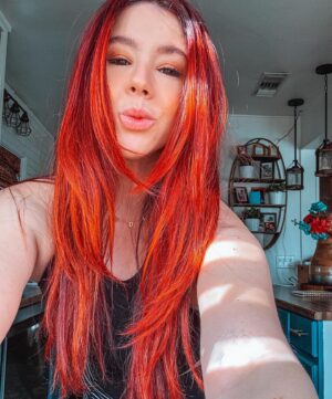 Jillian Rose Reed Instagram - I’m a millennial, of course I always make the kissy face 🥹💕