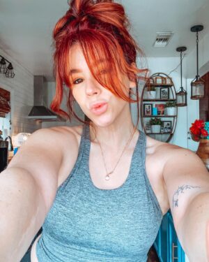 Jillian Rose Reed Instagram - She and the selfie camera are really vibing today ✌🏼