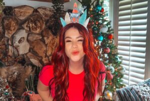 Jillian Rose Reed Instagram - Idk about you..but I’m feelin 32 ✨🎁that works, right? Swipe for a blast from the past 🎁🎄