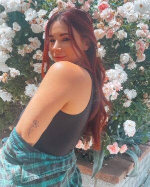 Jillian Rose Reed Instagram - The annual bloom pic 🌸