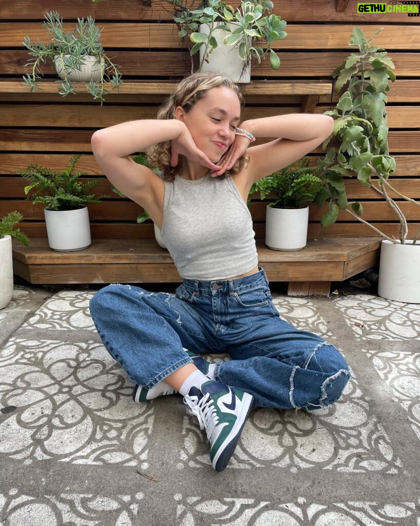 Jillian Shea Spaeder Instagram - me and some plants!