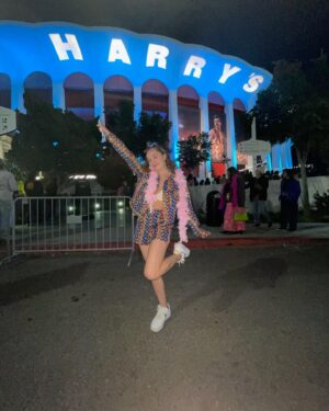 Jillian Shea Spaeder Instagram - i could cook an egg on you #harrystyles #loveontour
