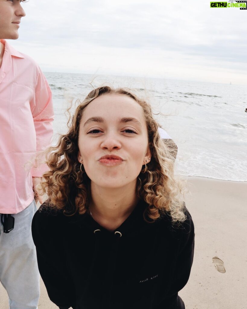 Jillian Shea Spaeder Instagram - silly geese at the beach @gracewethor