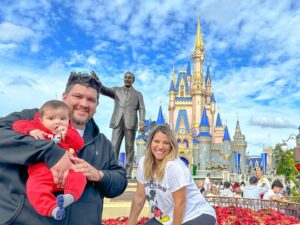Jimena Píccolo Instagram - Hace un año les contaba en este mismo lugar que estaba embarazada, ahora volví con Artemio ya en brazos.
Es increíble lo rápido que pasa el tiempo y lo mágico  que volviste mi mundo hijo.

Le pido al universo seguir que me de vida para acompañarte en todas tus etapas y poder venir a este mundo mágico un millón de veces juntos 🩵