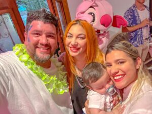Jimena Píccolo Instagram - Para el baby shower de Artemio vinieron las Bandana a cantar y casi hacen que Artemio nazca antes de lo que salte 😂😂😂

Ahora bailamos los dos juntos con @lowrdez

#Juani6