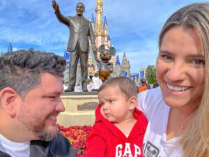 Jimena Píccolo Instagram - Hace un año les contaba en este mismo lugar que estaba embarazada, ahora volví con Artemio ya en brazos.
Es increíble lo rápido que pasa el tiempo y lo mágico  que volviste mi mundo hijo.

Le pido al universo seguir que me de vida para acompañarte en todas tus etapas y poder venir a este mundo mágico un millón de veces juntos 🩵