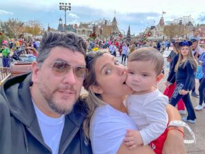 Jimena Píccolo Instagram - Hace un año les contaba en este mismo lugar que estaba embarazada, ahora volví con Artemio ya en brazos.
Es increíble lo rápido que pasa el tiempo y lo mágico  que volviste mi mundo hijo.

Le pido al universo seguir que me de vida para acompañarte en todas tus etapas y poder venir a este mundo mágico un millón de veces juntos 🩵