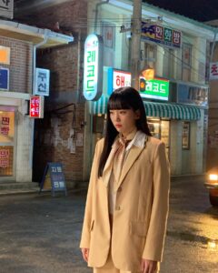 Jin Ki-joo Instagram - 해와달 사이에 하염없이 서 있었고…🧢