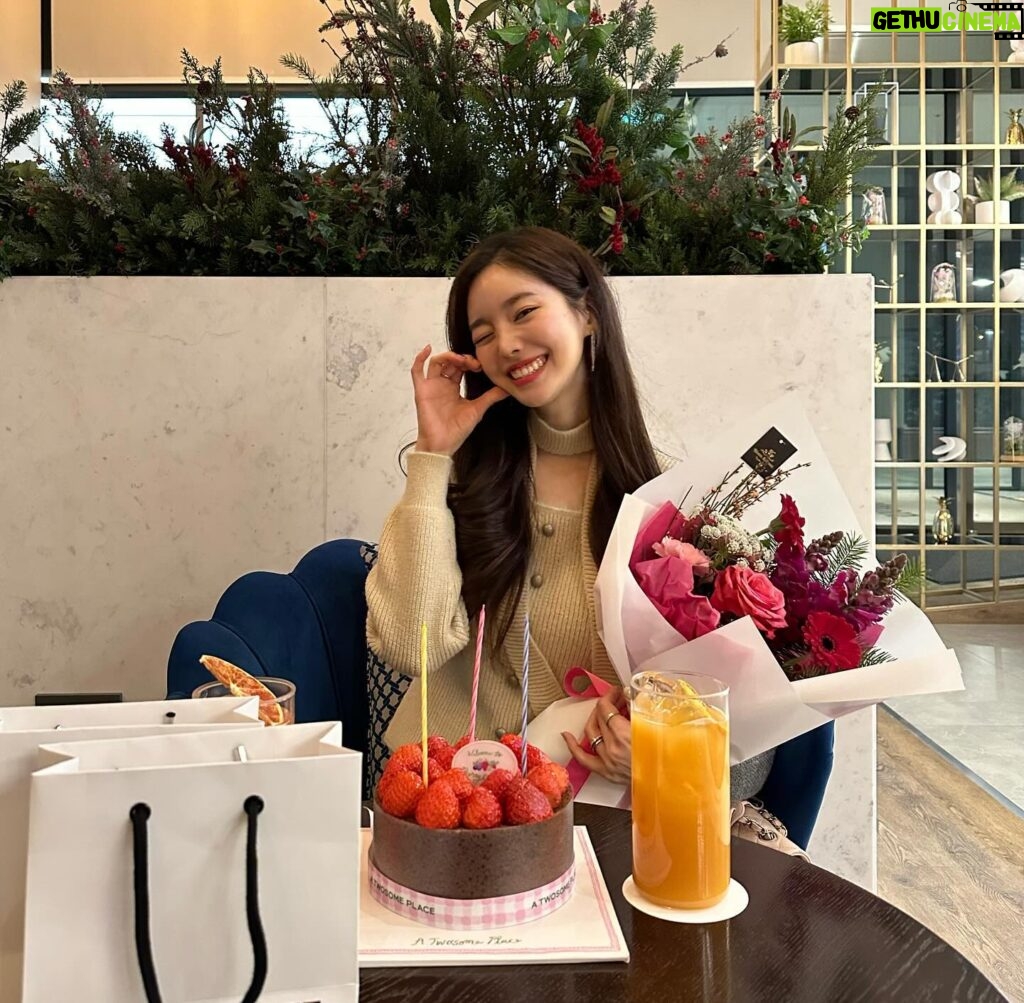 Jin Se-yeon Instagram - 늘 잊지않고 축하해주시는 팬 여러분들, 지인분들 너무너무 감사해용❣️🎂 ⠀ 짱짱 행복한 생일 보냈당😋 ⠀ THANK YOU SOOOO SOOO MUCH🫶 You made my day quite memorable🌹